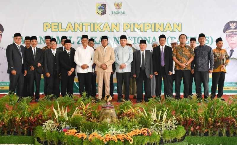 Foto Bersama antara Bupati, Wabup, Sekda dan Asisten 1 Setda Lotim Bersama 5 Pimpinan serta 10 Dewan Syariah Baznas Lotim Pada Jumat (18/7/2025) di Pendopo Bupati Lombok Timur (Dok. Pribadi)